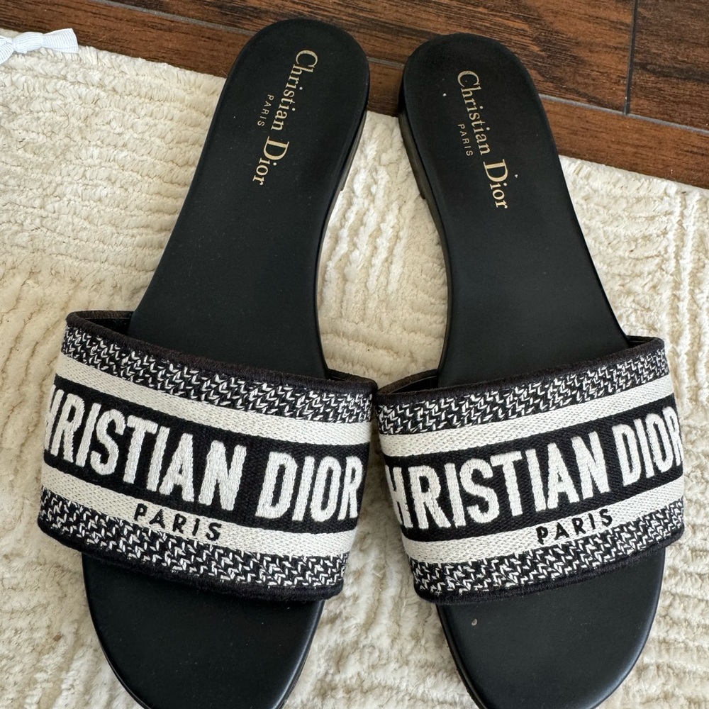 AUTHENTIC DIOR DWAY SLIDES!!! Barely worn! - Picture 6 of 8